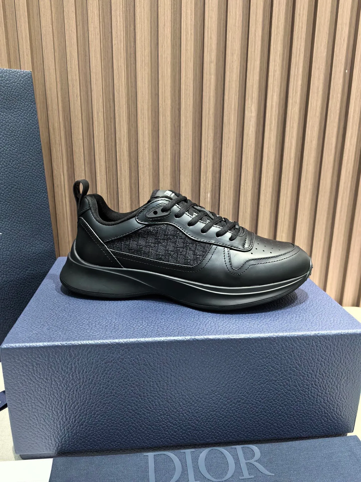 Factory price: 440💰 🔍Top purchasing agent🇮🇹 Dior's super-popular sports shoes, popular for street men, are synchronized with the new product counters. The uppers are made of Italian original imported cowhide and matched with D's customized fabrics. It is a must-have for fashionistas. The complex craftsmanship is perfectly reproduced. Imported soft cowhide foot pads, soles: original soles specially provided by the original factory, exclusive movable molded soles are super comfortable, original factory follow-up goods, 🔍🔍high quality, you can enter and exit the counter at will, welcome to compare, code number 38-45 (46 can be customized and cannot be returned or exchanged)
